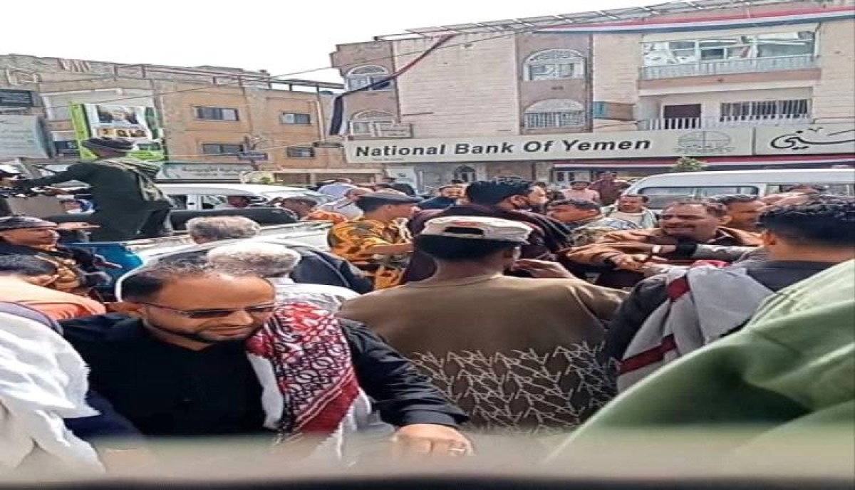 اسرار | عدوان عسكري على المخيم ومحاولة دهس المصلين في تعز - الصامت: جهة محايدة تكفي الإصلاح شر المتاجرة بضحايا التفجير والاعتداء على المصلين