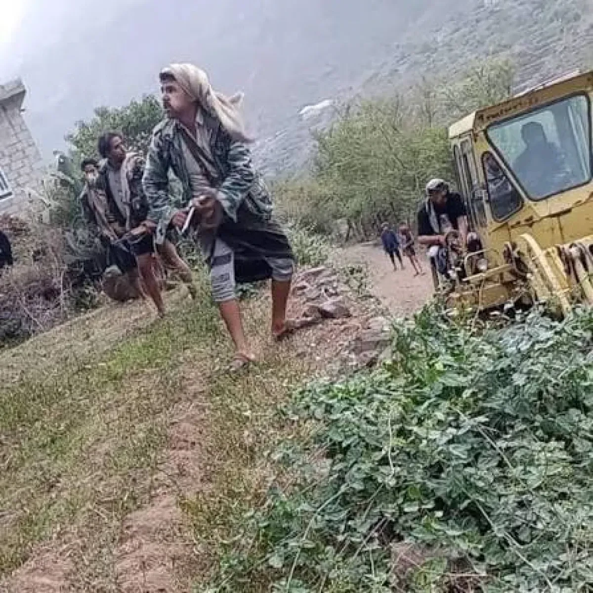 اسرار | بالاسماء والتفاصيل.. قيادي حوثي يستولي على أرض بالإكراه في إب ويحتجز مالكها في قسم الشرطة