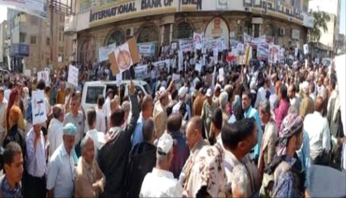 اسرار | مذبحة رواتب في تعز.. معلمون يحتجون على استقطاعات جائرة تصل للنصف بحجة غياب وهمي