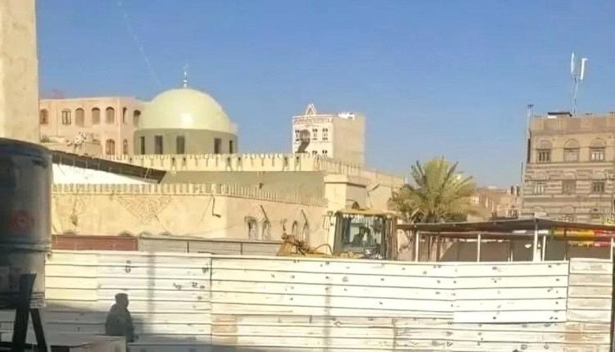 اسرار | من صنعاء .. الحوثيون بالقوة يحولون ساحة مسجد شهير إلى محال تجاري